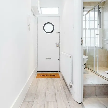 New 2 Bed In Covent Garden Apartment London