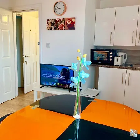 London Apartments, Private Bathrooms And Parking Apartment