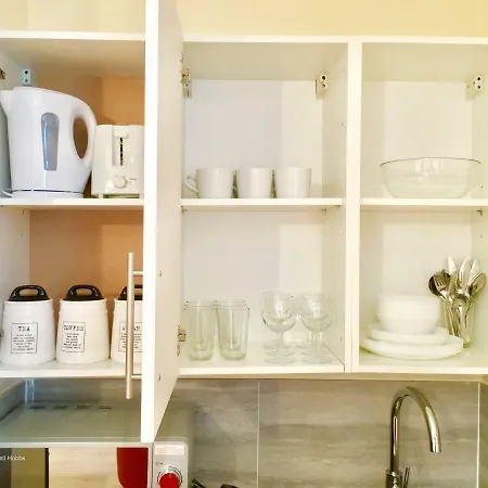 London Apartments, Private Bathrooms And Parking Apartment *