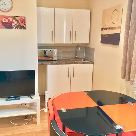 London Apartments, Private Bathrooms And Parking Apartment