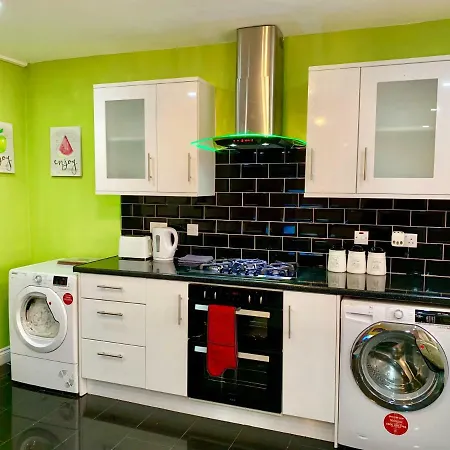 2 Bedroom Apartment, Kitchen, Reception And Private Garden * London