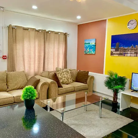 2 Bedroom Apartment, Kitchen, Reception And Private Garden * London