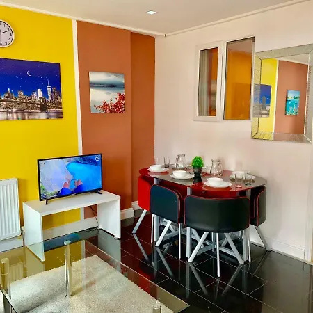 Apartment 2 Bedroom Apartment, Kitchen, Reception And Private Garden