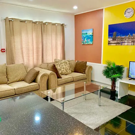 2 Bedroom Apartment, Kitchen, Reception And Private Garden * London