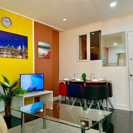 Apartment 2 Bedroom Apartment, Kitchen, Reception And Private Garden