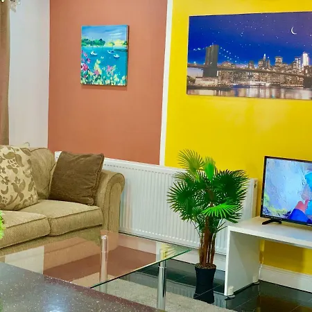 2 Bedroom Apartment, Kitchen, Reception And Private Garden Apartment *