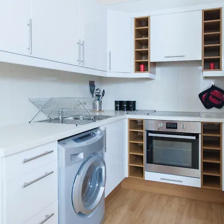 One Bedroom Flat In 50a Apartment *