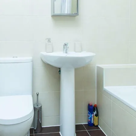 One Bedroom Flat In 50a Apartment *
