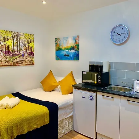 London Apartments, Private Bathrooms And Parking * Ilford