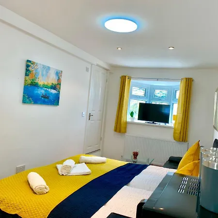 London Apartments, Private Bathrooms And Parking