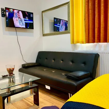 London Apartments, Private Bathrooms And Parking *