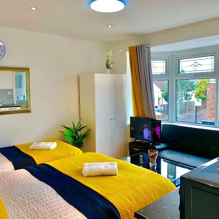 London Apartments, Private Bathrooms And Parking Apartment Ilford