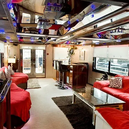 Absolute Pleasure Yacht Hotel 4*