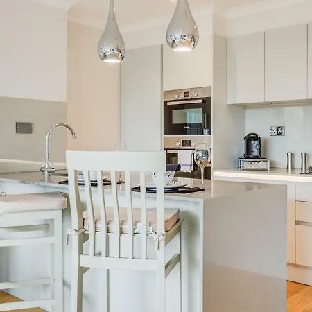Concord Kew Heathrow London Apartment