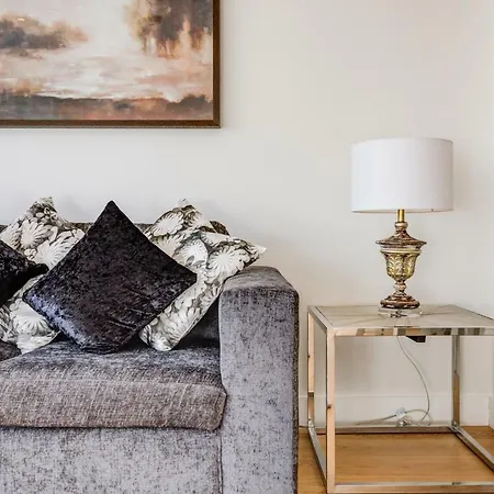 Concord Kew Heathrow London Apartment