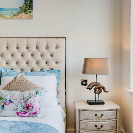 Concord Kew Heathrow London Apartment