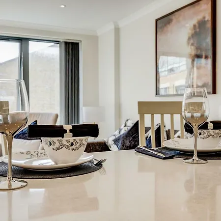 Concord Kew Heathrow London Apartment *