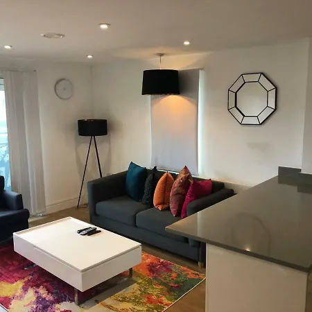 Prestige 2 Bed Balcony Apartment *