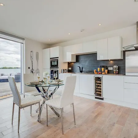 Riverfront: 2 Bed In London - Parking 브렌트퍼드