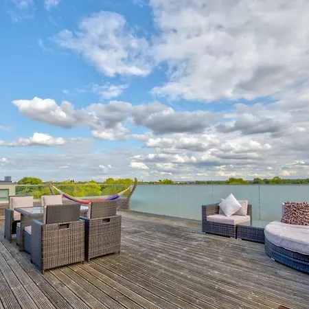 Riverfront: 2 Bed In London - Parking *