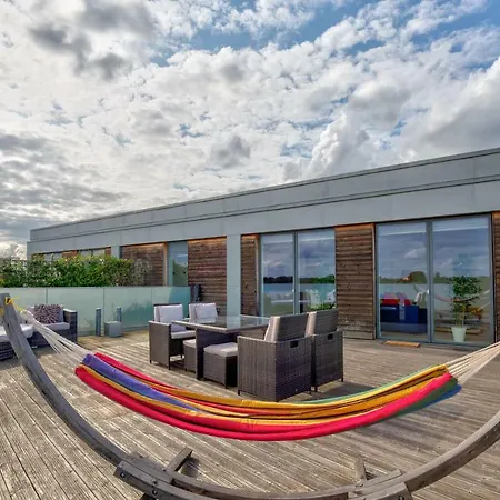Riverfront: 2 Bed In London - Parking * 브렌트퍼드