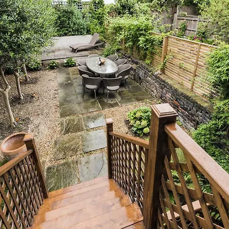 Chic Wandsworth With Patio By Underthedoormat *