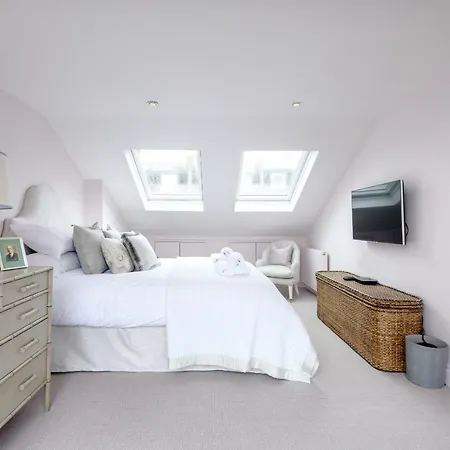 Holiday home Chic Wandsworth With Patio By Underthedoormat London