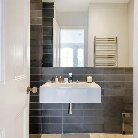 Chic Wandsworth With Patio By Underthedoormat Holiday home London