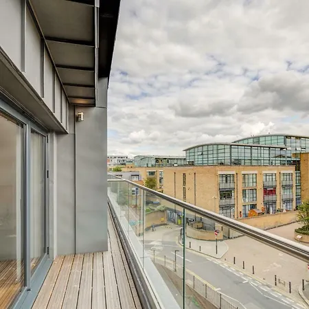 Concord Kew Heathrow London Apartment *