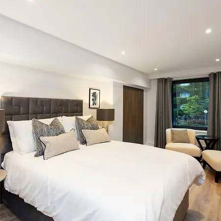 The Carlyle - Stunning Serviced Apartment