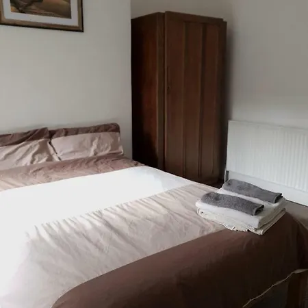 Homestay In Queen's Park *