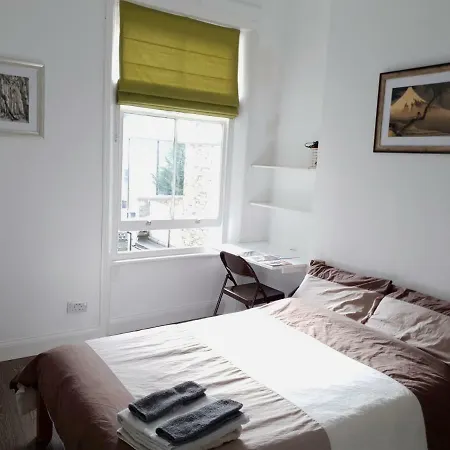 In Queen's Park Homestay London