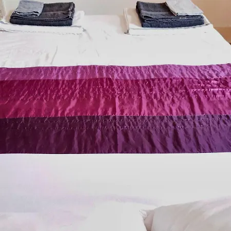 In Queen's Park Homestay London
