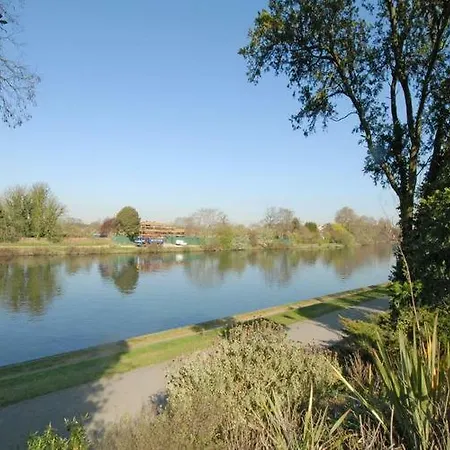 Apartment River Den