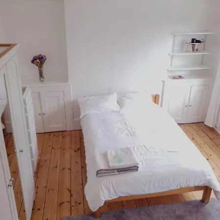 In Queen's Park Homestay London
