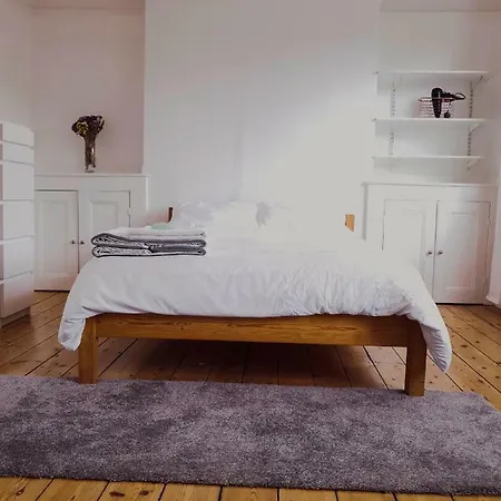 Homestay In Queen's Park *