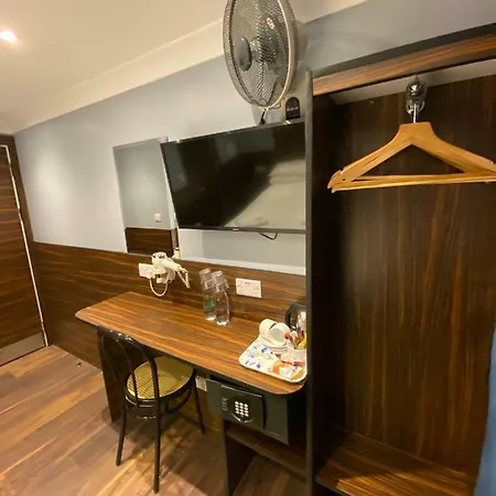 Crestfield Hotel 2*