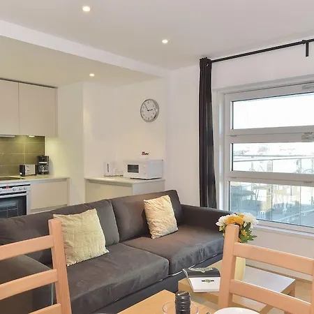 Beautiful 4-bedroom Flat In Bridge/borough!