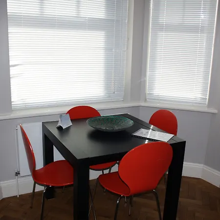 Barons Court Apartment *