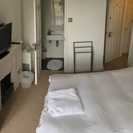 Kew Hotel 3*
