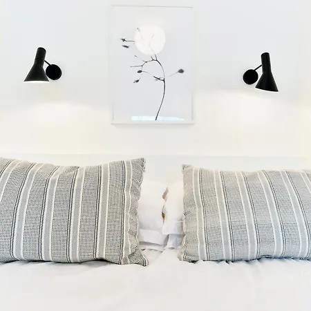 Minimalist Studio With Balcony In Kensington, Sleeps 4