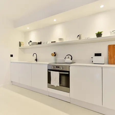 Lägenhet Minimalist Studio With Balcony In Kensington, Sleeps 4 London