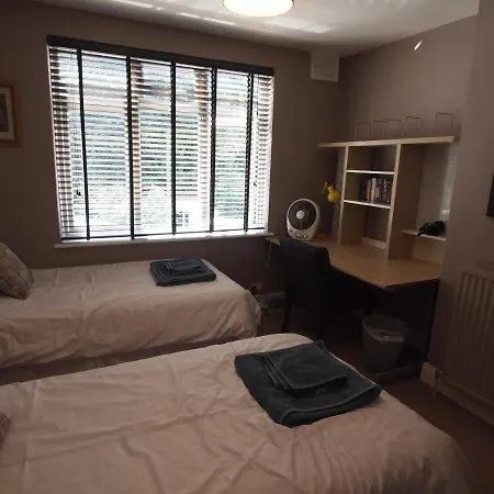 Friendly In South London Homestay Raynes Park