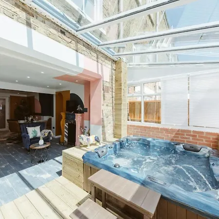 River House With Hot Tub London