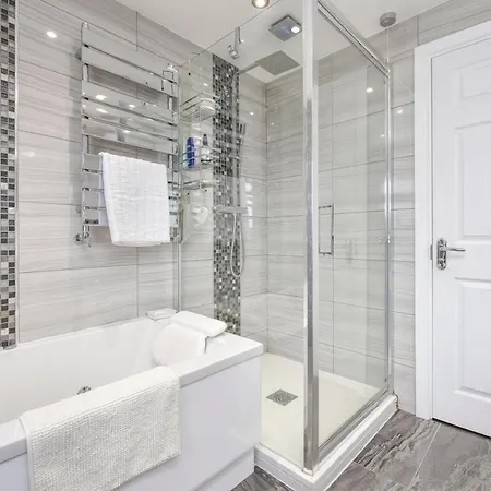 Docklands Stay, In Modern Spacious House - Near Excel Centre, Airport, Uel,sleeps 2 Homestay *
