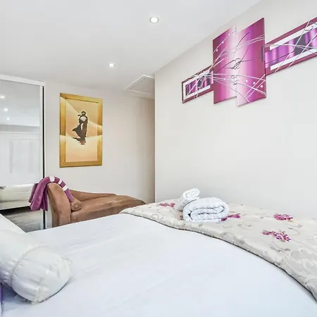 Docklands Stay, In Modern Spacious House - Near Excel Centre, Airport, Uel,sleeps 2 London
