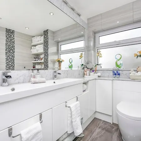 Docklands Stay, In Modern Spacious House - Near Excel Centre, Airport, Uel,sleeps 2