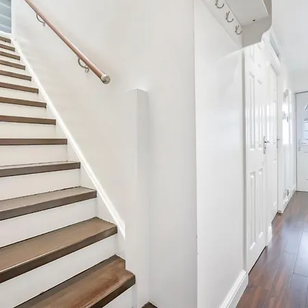 Docklands Stay, In Modern Spacious House - Near Excel Centre, Airport, Uel,sleeps 2