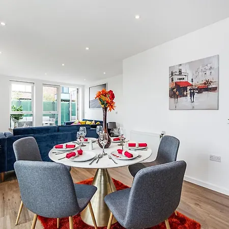 Chiswick Park 3 Bed 3 Bath West London - Parking London