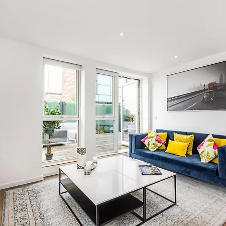 Chiswick Park 3 Bed 3 Bath West London - Parking Apartment *